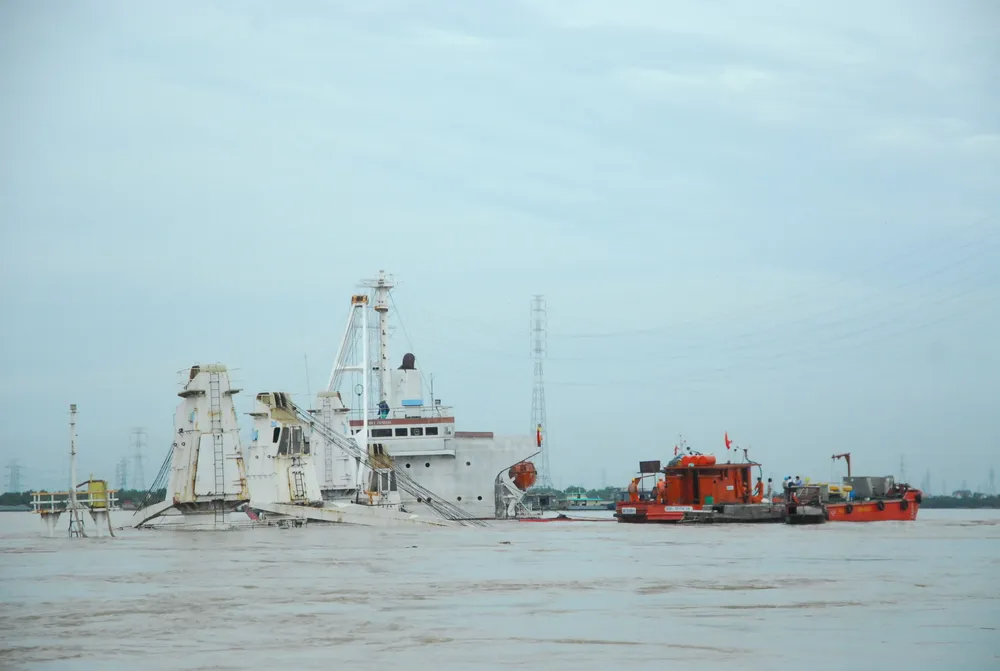 Vụ tàu Lady Belinda bị chìm trên sông Soài Rạp: Chưa đơn vị nào đứng ra nhận trách nhiệm!